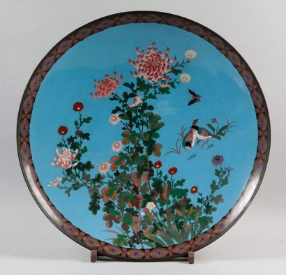 JAPON, fin XIXe siècle GRAND PLAT en émail cloisonné à décor d'oiseaux, papillon...