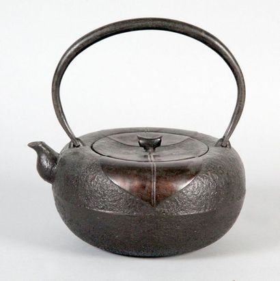 JAPON, XXe siècle THÉIÈRE en fonte de fer.
Haut.: 22 cm