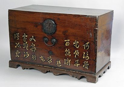 JAPON, XIXe siècle COFFRE en bois naturel patiné sur piètement découpe, ouvrant en...