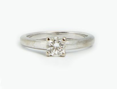 null 344 White gold ring set with a 0.47 ct diamond accompanied by its GIA certificate...