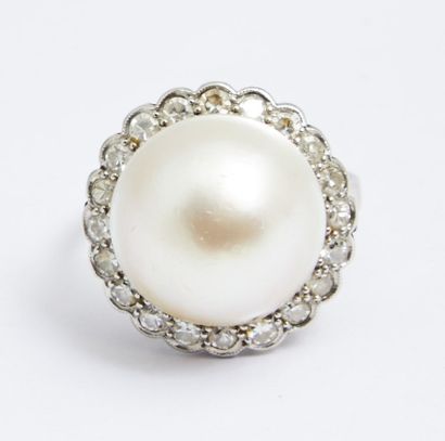 null 188 Platinum ring set with a 15.3 mm mabée pearl surrounded by 8/8 diamonds,...