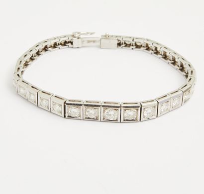 null 331 White gold bracelet set with falling diamonds totaling about 4 to 5 ct,...