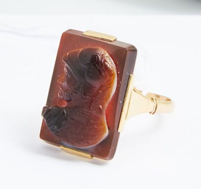 null 156 Yellow gold ring with a cameo on agate in the effigy of a Roman knight,...