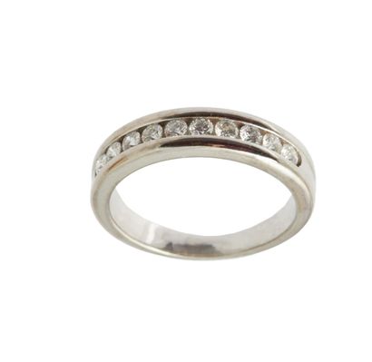 null 
139 Ring in white gold with double buckle underlined by diamond roses and three...