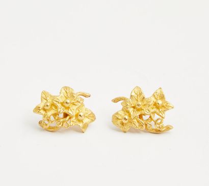 null 120 Pair of 22k gold flower earrings


11.2g