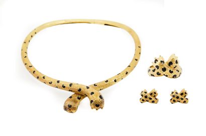 null 268 -FRED: Yellow gold panther paw set consisting of a torque necklace, a pair...