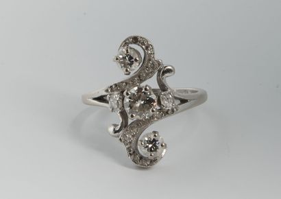 null 
139 Ring in white gold with double buckle underlined by diamond roses and three...