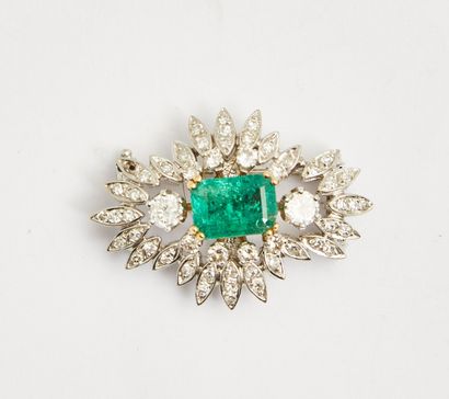 null 133 Bouquet brooch in white gold, round diamonds and emerald in a star design...