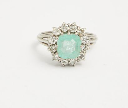 null 332 Daisy ring in white gold set with a square emerald surrounded by small diamonds,...