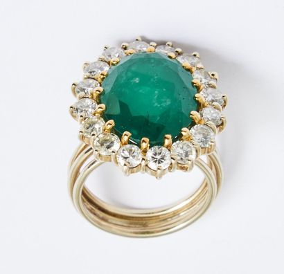 null 207 White gold ring with a 4-threaded body set with an opaque oval emerald weighing...