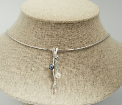 null 334 White gold cable necklace with diamond and cultured pearl pendant, weight...