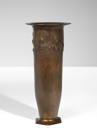  Edgar BRANDT
 1880-1960



Vase - circa 1930


Bronze à décor ciselé de volutes... Gazette Drouot