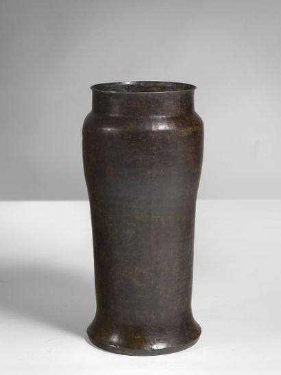  Jean DUNAND
 1877-1942



Important vase cylindrique - circa 1912


En dinanderie... Gazette Drouot