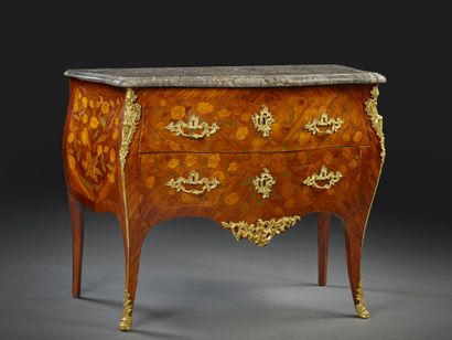  COMMODE D'ÉPOQUE LOUIS XV Estampille de Pierre Roussel
En marqueterie florale sur... Gazette Drouot