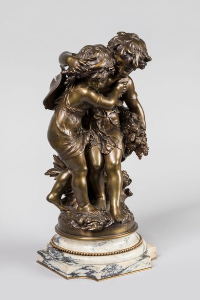  Auguste MOREAU (1834-1917). Les deux enfants. Groupe en bronze mordoré sur socle... Gazette Drouot