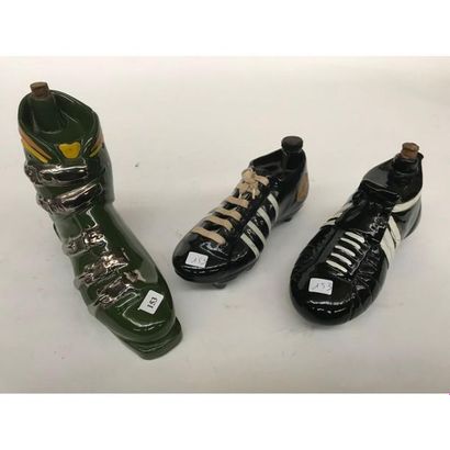 null 3 ceramic BUTTONS representing 2 football boots and a ski boot. H.22 P.29.