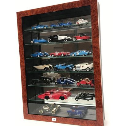 null WINDOW with 19 vintage and racing cars. (Some beautiful examples). Good condition....
