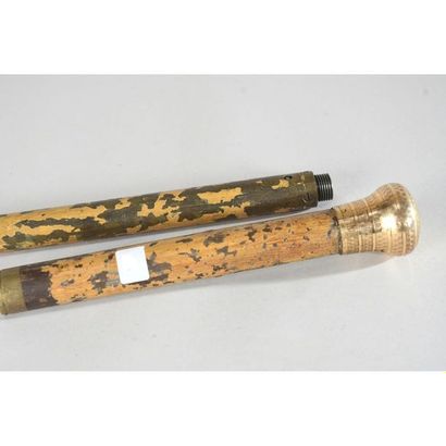 null Amazing rifle rod, painted metal (very damaged). Round knob in guilloché gilded...