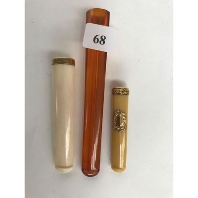 null 3 FUME-CIGARETTE, 1 in ivory, 1 in horn set in gold and 1 in amber. In their...