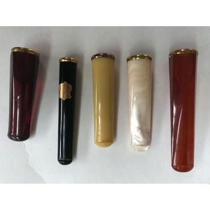 null 5 FUME-CIGARETTE, 2 in amber, 1 in mother-of-pearl, 1 in horn and 1 in bakelite....