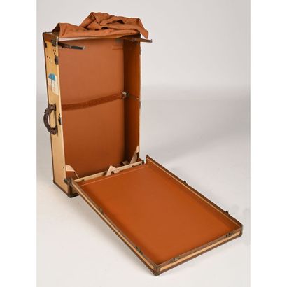 null TRAVEL CASE by PATHFINDER, for SAKS, New-York, Firth Avenue. Sheathed in parchment....