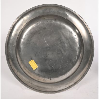 null LARGE pewter platter signed DESMARQUOY, Aire-sur-la-Lys. Late 18th century....