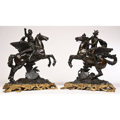 null PAIR OF bronze SUBJECTS with brown and gilded patina representing a Renommée...