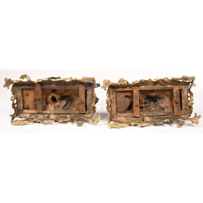 null PAIR OF bronze SUBJECTS with brown and gilded patina representing a Renommée...