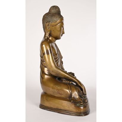 null Nyanmar Buddha Bronze 19th century. Large 19th-century bronze seated Buddha,...