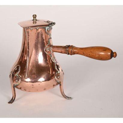null Red copper VERSEUSE with side handle. It stands on 3 feet. 18th century. H.18...