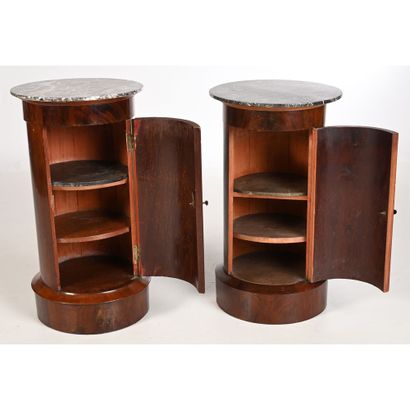 null 2 SOMNO TABLES of cylindrical form in mahogany veneer with one door. Grey veined...