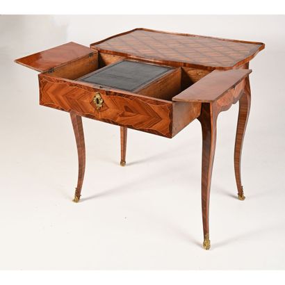 null ORIGINAL LOUIS XV TABLE BUREAU with sliding mechanism in rosewood and violetwood....
