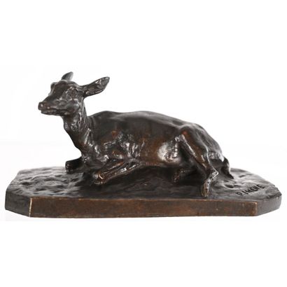  MENE Pierre-Jules. (1810-1879). «Faon couché sur une terrasse». Bronze à patine... Gazette Drouot