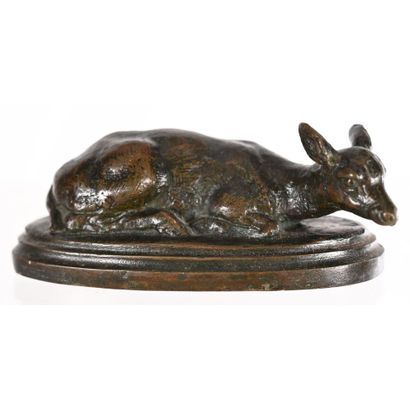  BARYE Antoine-Louis. (1795-1875). «Biche couchée sur une terrasse». Bronze à patine... Gazette Drouot