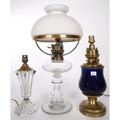 null ENSEMBLE DE 3 LAMPES, une en verre, une en cristal et une en porcelaine à monture...