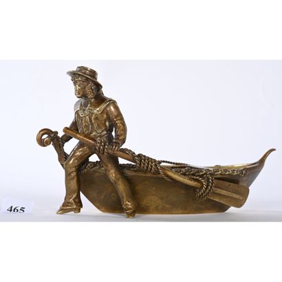 null SUJET en bronze représentant un personnage à la barque. H.11 L.19.