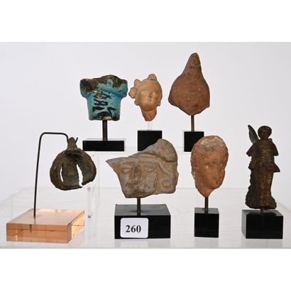 null ENSEMBLE de 5 pièces archéologiques en terre cuite, un petit sujet en bronze...
