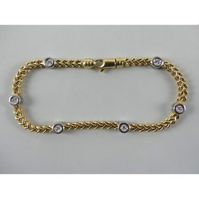 null Bracelet en or jaune 750°/°° même modèle que le collier précédent serti clos...