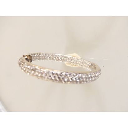 null LARGE BOUCLE D’OREILLE CREOLE en or blanc 750°/°° pavée de diamants sur une...
