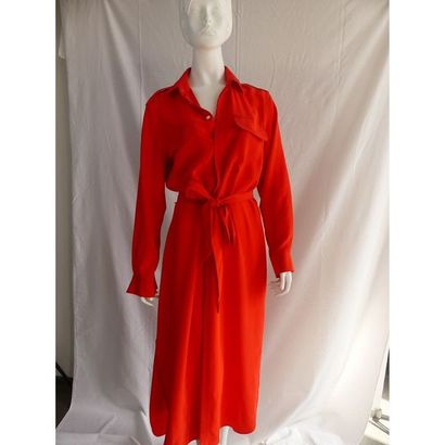 null Ralph LAUREN. Longue robe chemise en soie rouge. Simple boutonnage. T.12 (42)....