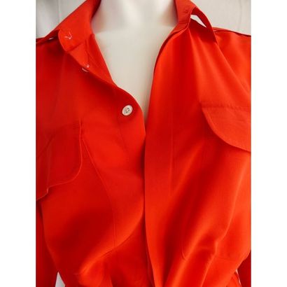 null Ralph LAUREN. Longue robe chemise en soie rouge. Simple boutonnage. T.12 (42)....