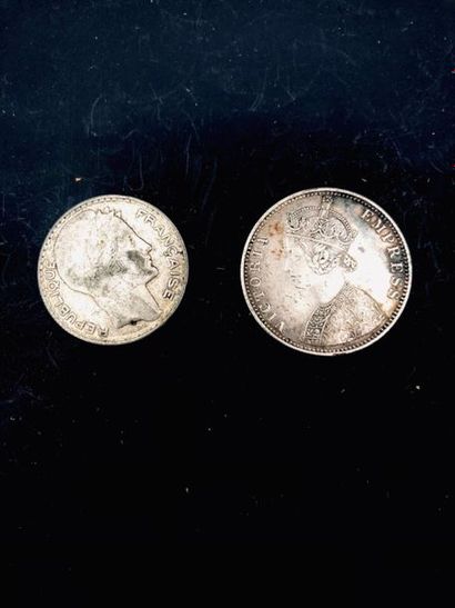 null Un lot comprenant :
- 1 pièce de 10 francs argent - année 1930
- 1 pièce de...