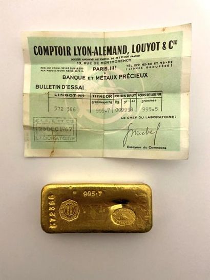 null A gold bar number 572366. Gold title weight 995.7g. Stamp of the counter Lyon...