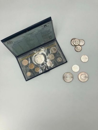 null Un lot comprenant:
- 5 pièces de 5 francs argent - Années 1960, 1963 et 1964
-...