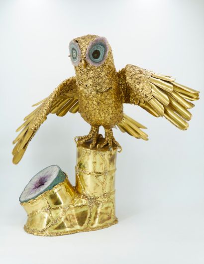 null Isabelle FAURE (20th). 

Owl lamp with spread wings in brass and amethyst geode,...