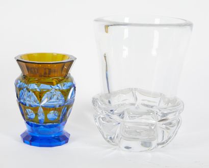 null * SAINT-LOUIS 

Vase en cristal et décor mouvementé sur la base.

Haut: 18cm

Joint...