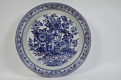 null Large dish in white and blue earthenware decorated with flowers.

Probable work...