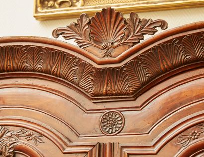 null Large cabinet in fruitwood molded and carved with flowers and acanthus. 

Cornice...