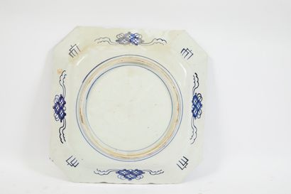 null * JAPON, Imari - Vers 1900

Grand plat polylobé octogonal en porcelaine décorée...