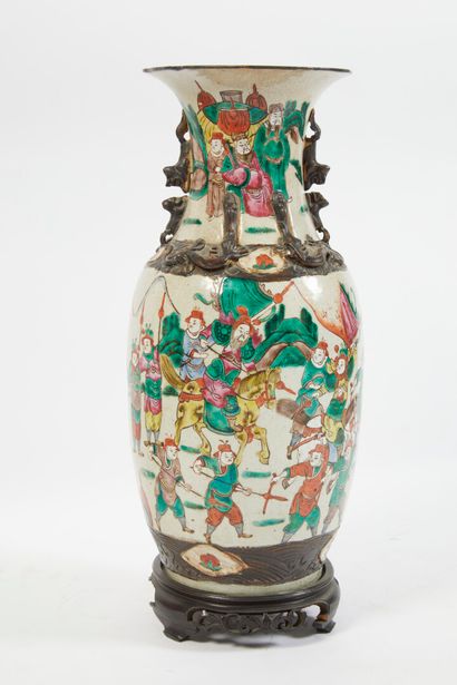 null * Grand vase Nankin en porcelaine

émaillée polychrome, à décor craquelé

de...